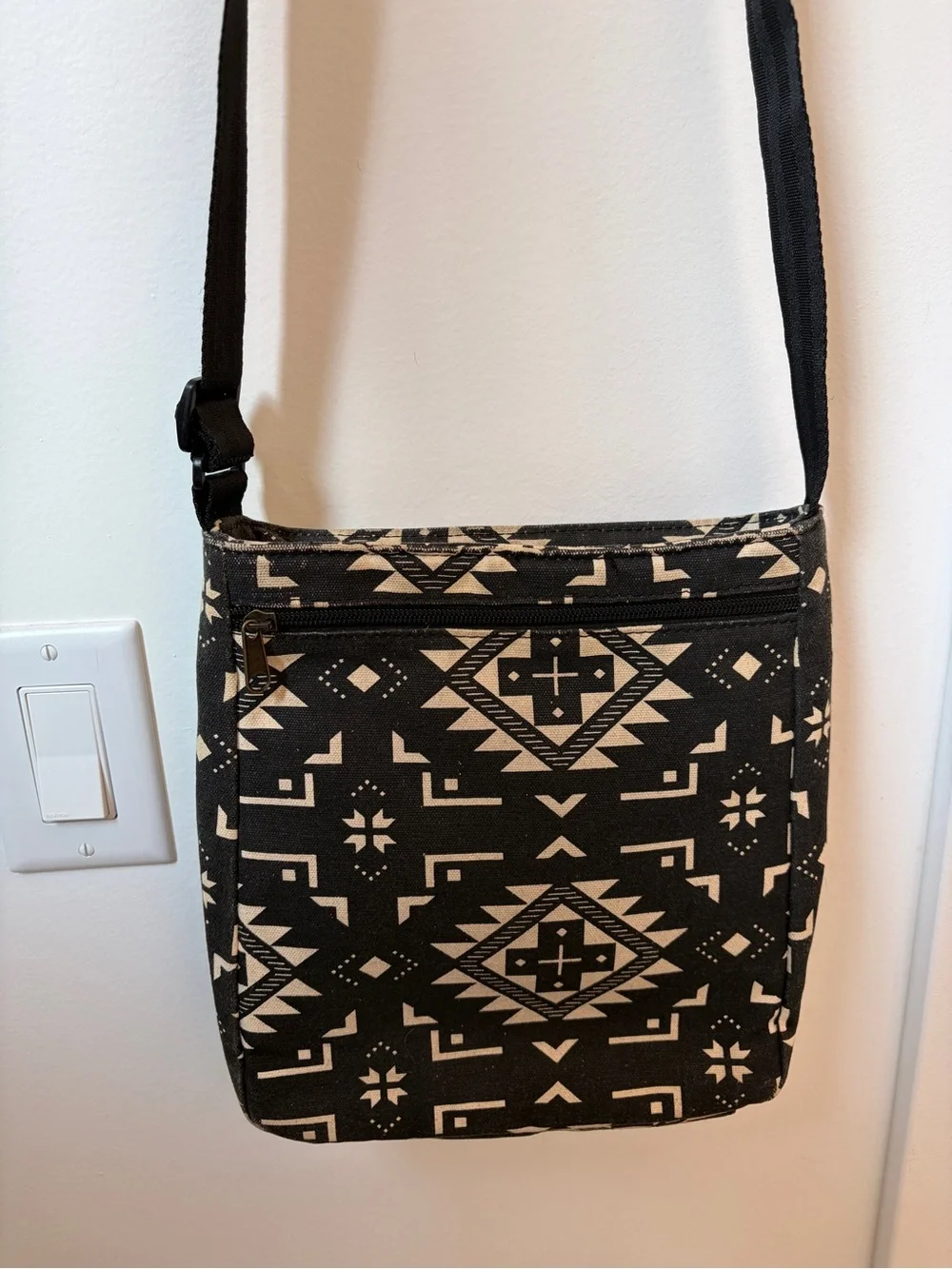Dakine Black & Cream Geometric Boho Pattern Crossbody Bag